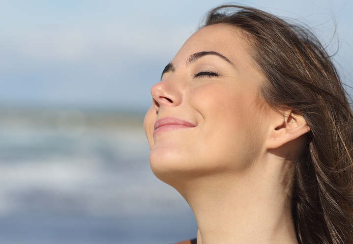 femme heureuse épanouie